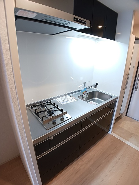キッチン　システムキッチン採用。自炊がしやすい広めの調理スペース。