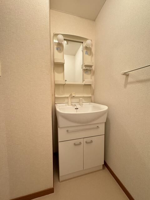 洗面設備　写真は別の部屋のものです。
