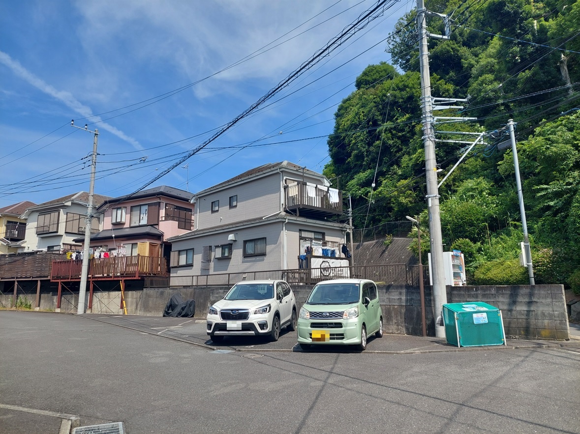 駐車場　ベランダ向かいの駐車場と入居者専用ゴミ捨て場です