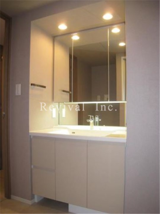 洗面設備　3面鏡付きの独立洗面台