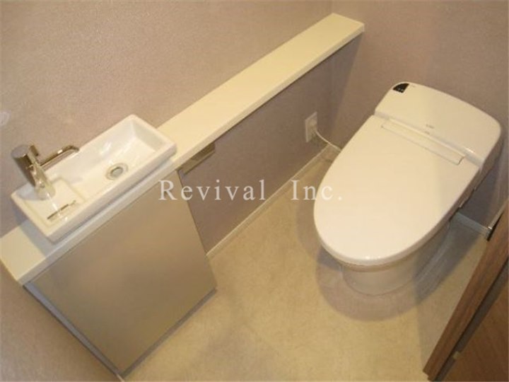 トイレ　タンクレスウォシュレットトイレ