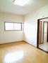 居室・リビング　角部屋で窓も多いので明るいです
