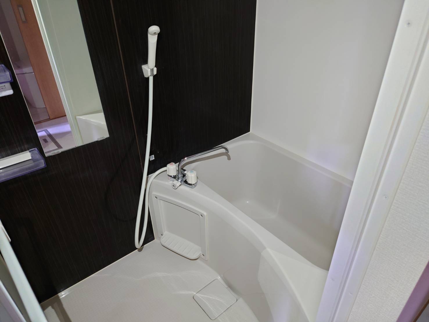 バス・シャワールーム　お洒落なツートンの浴室