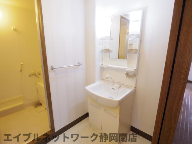 洗面設備　明るい洗面所です