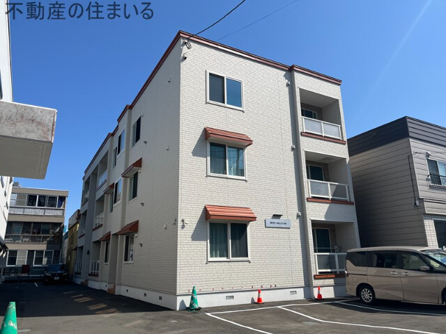 札幌市南区南三十二条西のアパートの建物外観