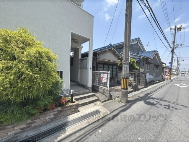 【大和高田市東雲町のアパートのエントランス】