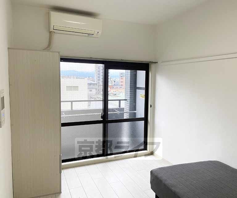 居室・リビング　落ち着いた雰囲気のお部屋です