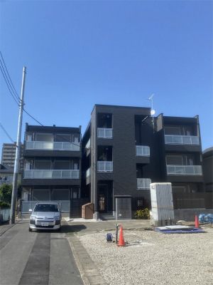 【厚木市栄町のマンションの建物外観】