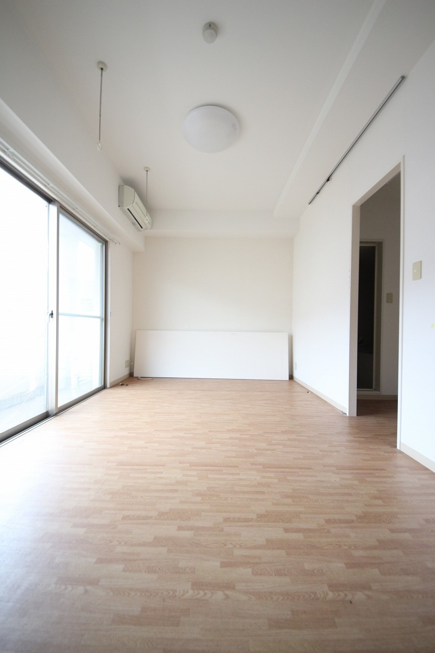 居室・リビング　※写真は反転タイプの別部屋です（以下同）※