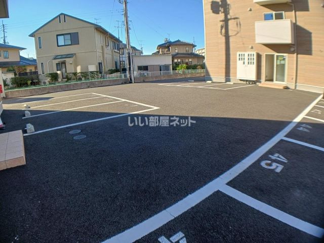 【メリディアン岩沼弐番館の駐車場】