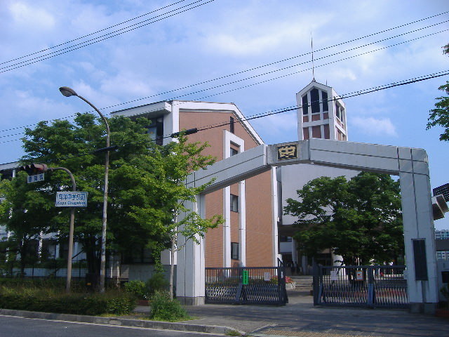 【神戸市東灘区向洋町中のマンションの中学校】