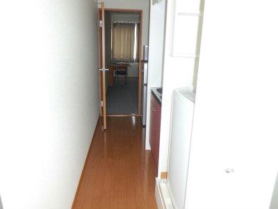 玄関　通路の奥が居室です。