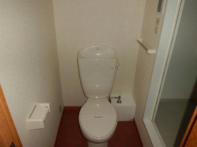 トイレ　白く清潔感のあるトイレです。