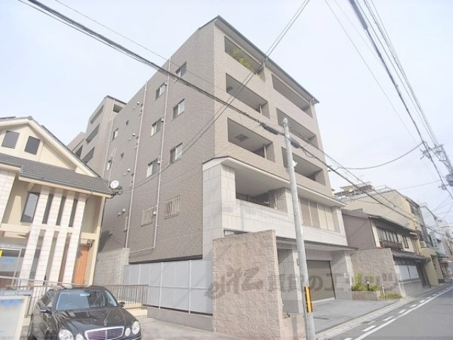 【京都市中京区西竹屋町のマンションの建物外観】