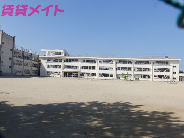 【津市南新町のマンションの小学校】