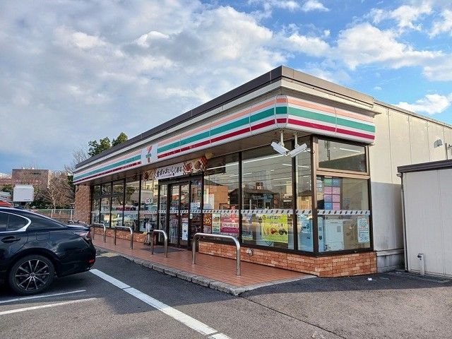 コンビニ　セブンイレブン南彦根駅北店様（コンビニ）まで810m