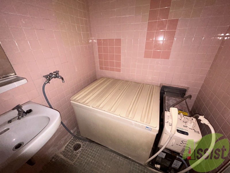 バス・シャワールーム　こちらはお風呂。一日の疲れをここで癒してください。