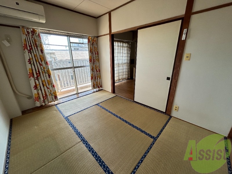 居室・リビング　リビングはこんな感じです。窓が大きくてよく陽が入ってきます。