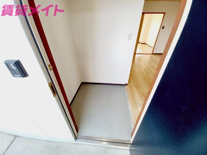 玄関　同物件別部屋のお写真です。