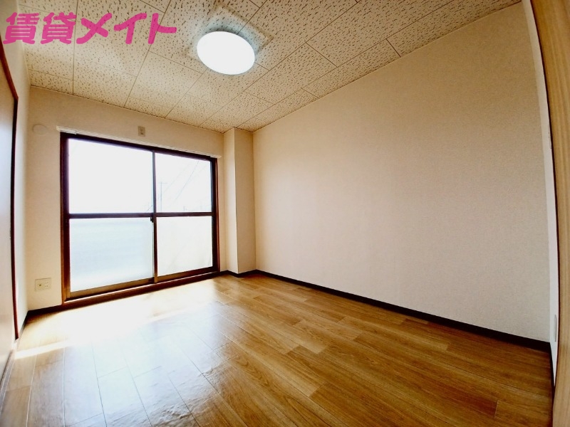 居室・リビング　同物件別部屋のお写真です。