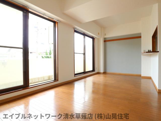 ＪＲ東海道本線 草薙駅 徒歩8分 4階建 築29年の居間写真