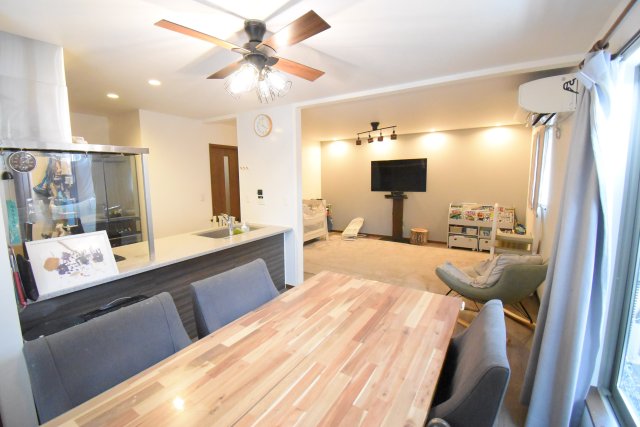 居室・リビング　家具家電は撤去いたします。イメージとしてご覧ください。カーテ