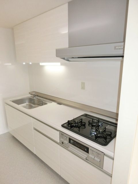 キッチン　３口ガスコンロ付きのキッチンです。