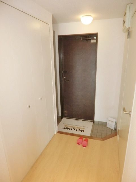 玄関　玄関にはトールタイプのシューズボックス。