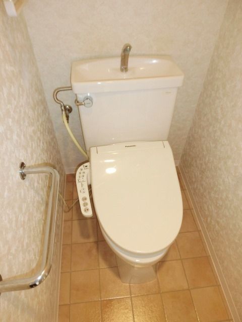 トイレ　ウォシュレット付きのトイレ。
