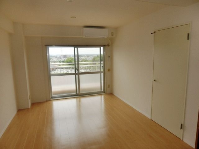 居室・リビング　明るいフローリング張りのＬＤＫです。