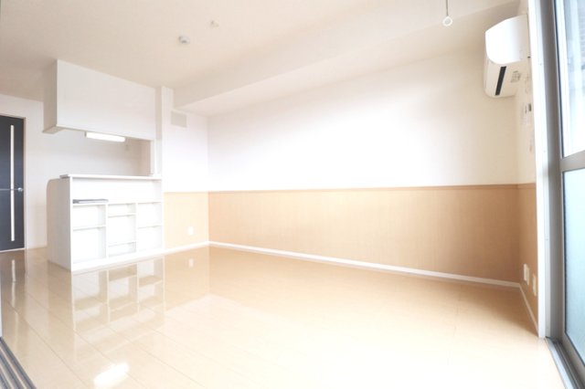 その他設備　リビング全景（別角度）