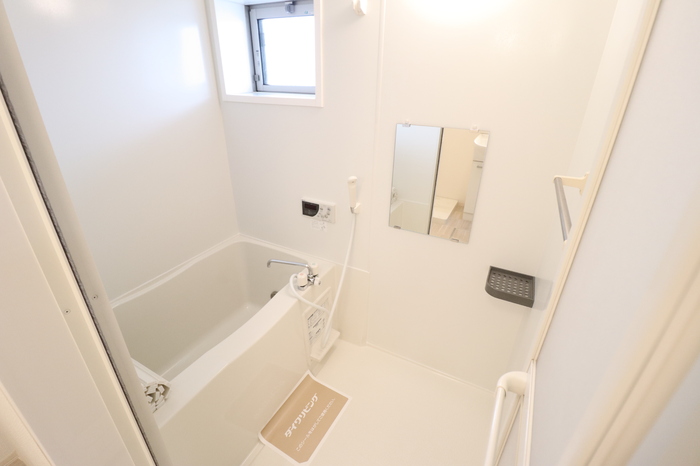 バス・シャワールーム　追い焚き給湯式浴室（小窓付）
