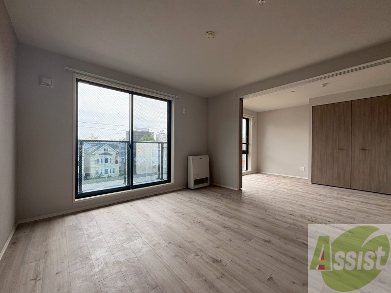 居室・リビング　木目のフローリングは落ち着きのある印象のお部屋になりますね。