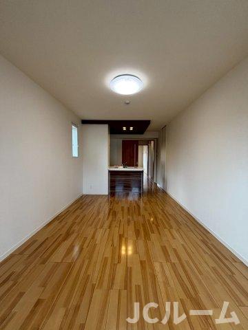 居室・リビング　同建物内、同間取り、別の部屋の写真です。