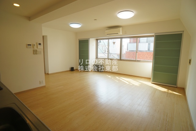 居室・リビング　広いリビングでゆったりくつろげる憩いの空間♪