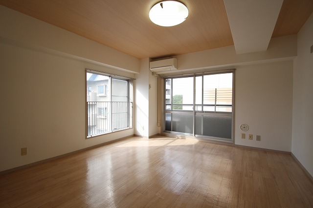 居室・リビング　同物件、別号室のものです。