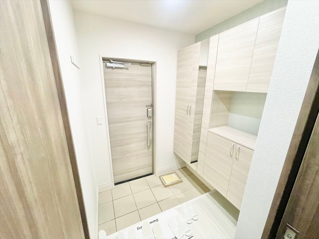 玄関　※同一建物内１０１号室内装写真転載