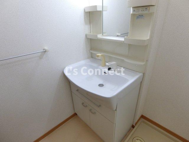 洗面設備　朝の支度もスムーズな独立洗面台。