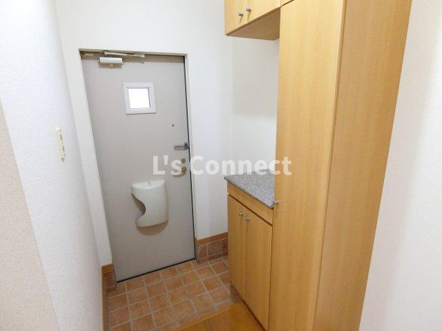 玄関　背の高い下駄箱で靴も収納できます。