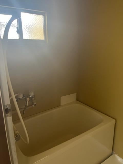 バス・シャワールーム　浴槽塗装済み、給湯シャワーが付いてます