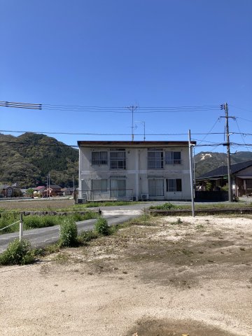 建物外観　南向、角部屋、駐車場近く、風通しがよいです。