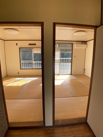 居室・リビング　南向きの部屋2部屋有るので暖かく明るく風通しがいいです。