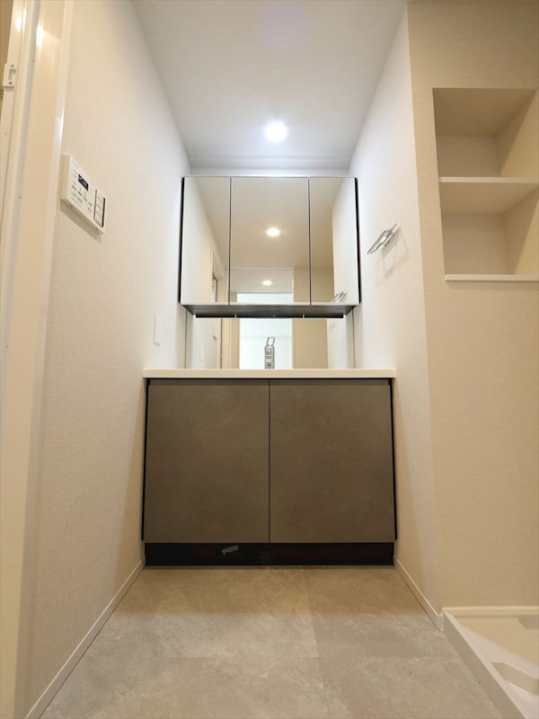 洗面設備　脱衣所　独立洗面台（シャンプードレッサー付）