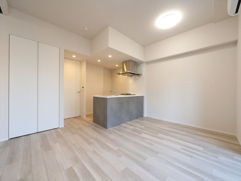 居室・リビング　LDK12.4帖　エアコン付　バルコニーに面しています