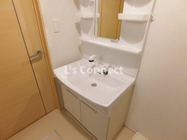 洗面設備　朝の支度もスムーズな独立洗面台。