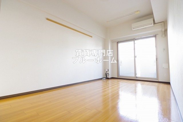 居室・リビング　8.9帖の広々洋室！