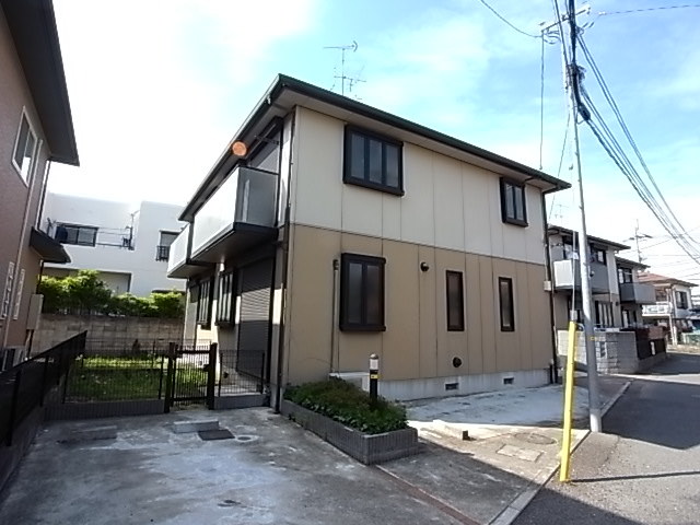 建物外観　駐車場１台無料