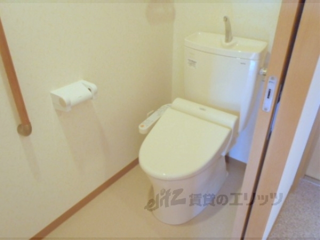 トイレ　嬉しいウォシュレット付き・