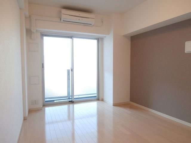 居室・リビング　★二面採光で明るい室内です★