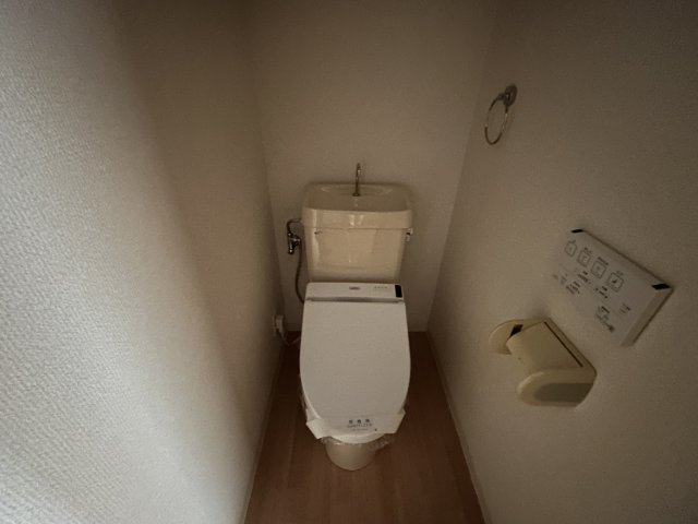 トイレ　同物件別号室の写真です。